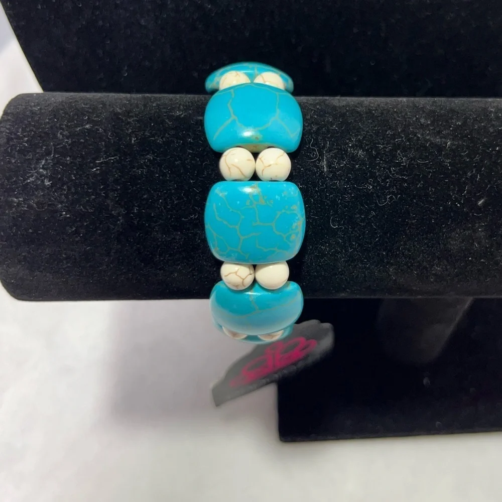 Paparazzi’s NWT Faux Turquoise and Cream Beaded Slip-On Band Bracelet
